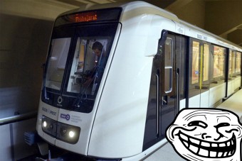 Összeütköztek a metrók Budapesten, az utasok pedig szénné égetik a BKK Facebook-oldalát