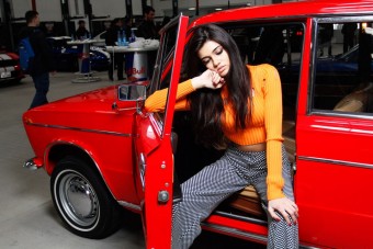 Gyönyörű lányok és tűzpiros ezerötös Ladák