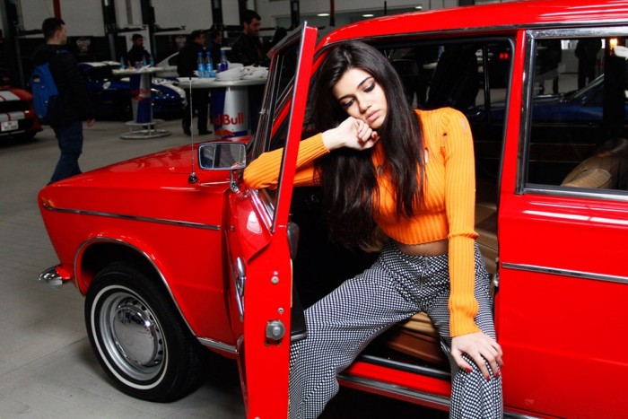 Gyönyörű lányok és tűzpiros ezerötös Ladák 2