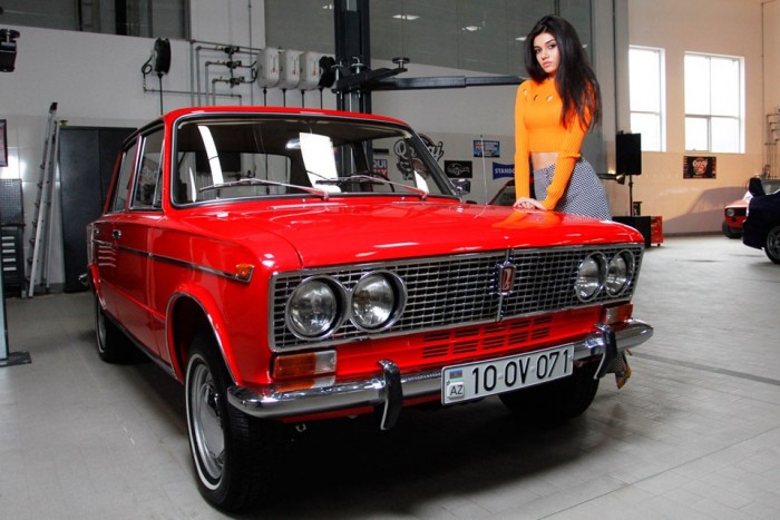 Gyönyörű lányok és tűzpiros ezerötös Ladák 3