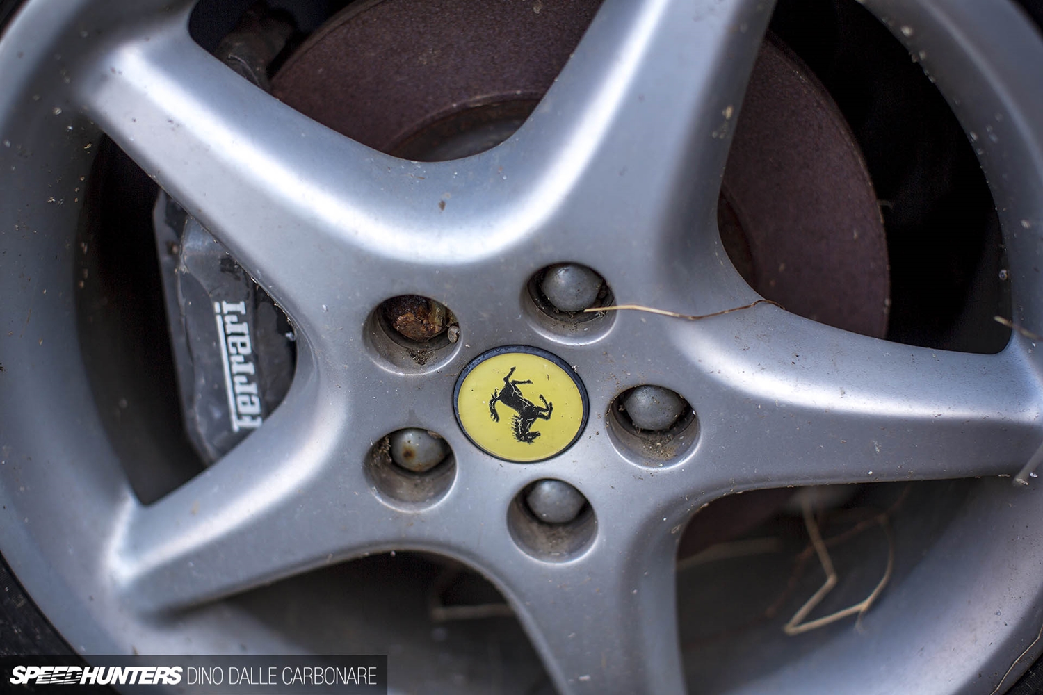 Szomorú látvány ez a Japánban pusztuló Ferrari 7