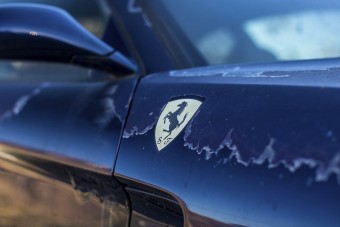 Szomorú látvány ez a Japánban pusztuló Ferrari