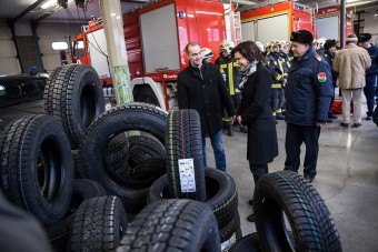 Ajándék abroncsokat kaptak a tatabányai tűzoltók