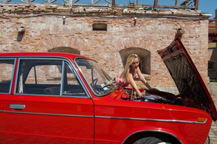 Gyönyörű lányok és tűzpiros ezerötös Ladák 5