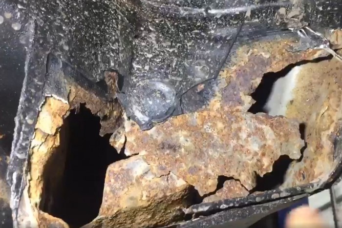 Videó mutatja, mennyire durván képes elrohadni egy 12-14 éves autó