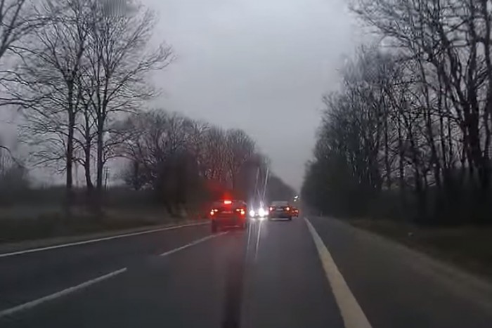 Ilyen, amikor egy hidegvérű ámokfutó előz szabálytalanul