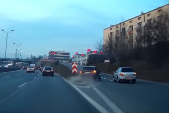 Őrült sávváltásba kezdett egy autós, durva ütközés lett a vége