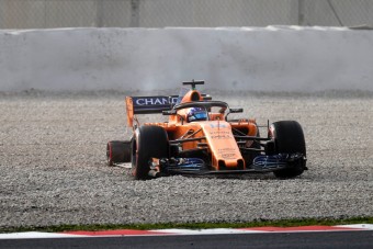 F1: Alonsóé a teszt első balesete