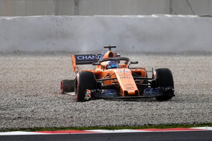 F1: Alonsóé a teszt első balesete