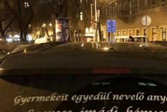 Elkeseredett, szeretetéhes magyar anyuka üzen autója ablakán a férfiaknak
