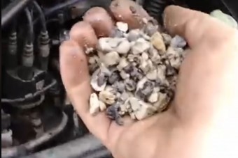 Nézd a srácot, aki egy marék kaviccsal ölte meg a Volkswagenjét