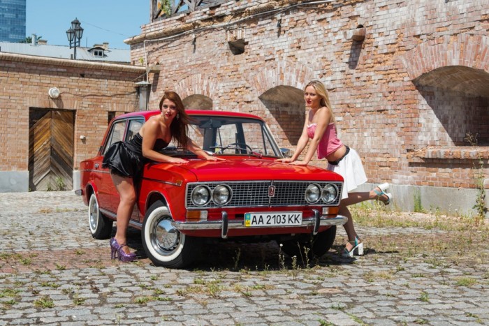 Gyönyörű lányok és tűzpiros ezerötös Ladák 6