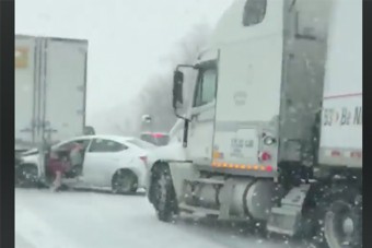 Nem tudott megállni a kamion a havas úton, a nő az utolsó pillanatban ugrott ki