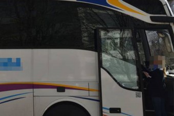 Nem vicc: 1,6 tonna hóval a tetején ment a busz az autópályán