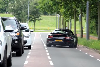 Ehhez a 911 Turbo-hoz széria az őrangyal