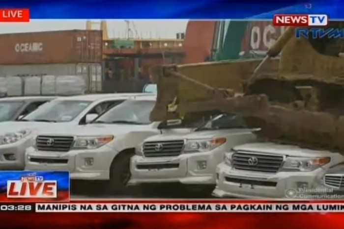 Élőben zúztak össze egy halom autót