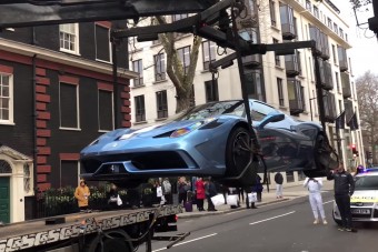 Így jár az, aki az út közepén hagyja a Ferrariját