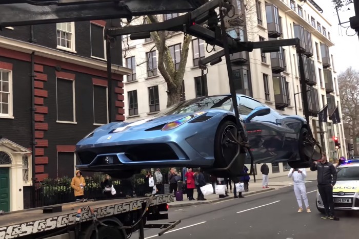 Így jár az, aki az út közepén hagyja a Ferrariját