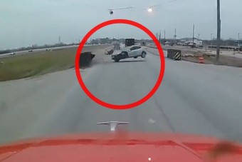 Lassítás nélkül rohant bele a kamion az autóba