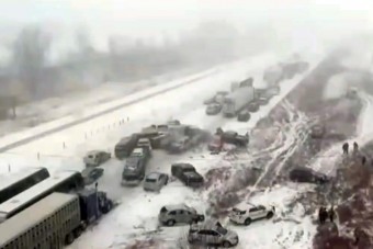 Irtózatosan sok autó csúszott egymásba a havazás miatt
