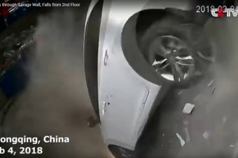 Telefonkábel miatt hajtott le autójával a második emeletről