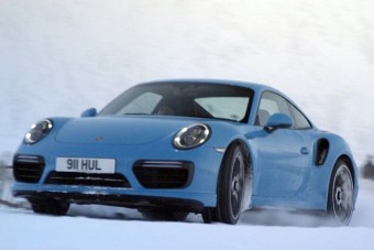 Mit keres ez a Porsche a sípályán?