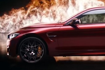 Csodáld meg hatásvadász videón ezt a bordó M4-est