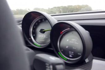 Masszívan 300 felett kergetőznek a belső sáv nehézbombázói