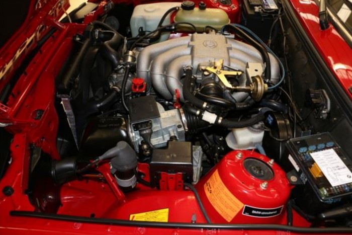 Igazi időkapszula ez a piros E30-as BMW 6