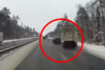 Hatalmas balesetet okozott egy türelmetlen autós az autópályán