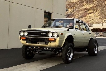 Bitang gép lett a Teslával töltött öreg Honda