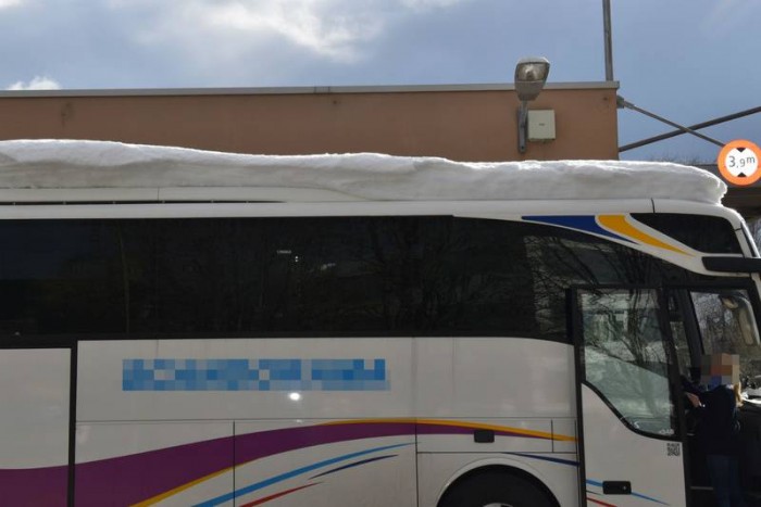 Nem vicc: 1,6 tonna hóval a tetején ment a busz az autópályán 1