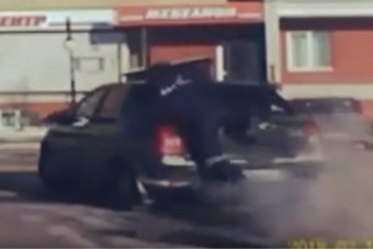 Akciófilmes módszerrel állította meg a rendőr a Daciát