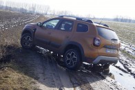 Mit tud az új Dacia Duster sárban és sztrádán? 39