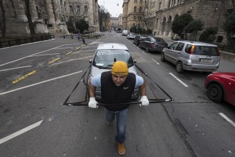 Tiltakozásképp húzta Budapestre mopedautóját ez a férfi