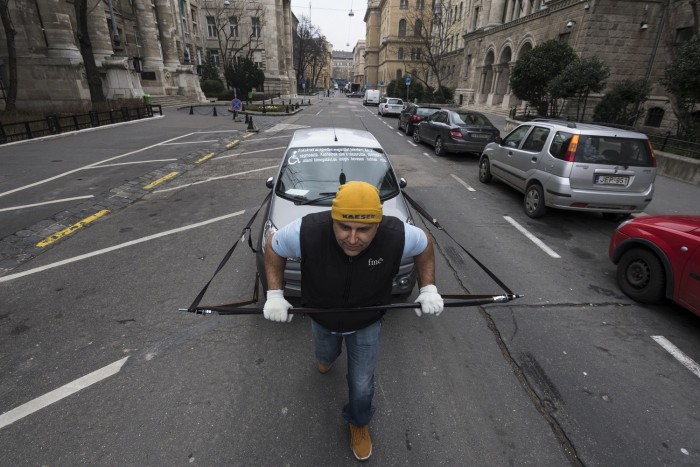 Tiltakozásképp húzta Budapestre mopedautóját ez a férfi