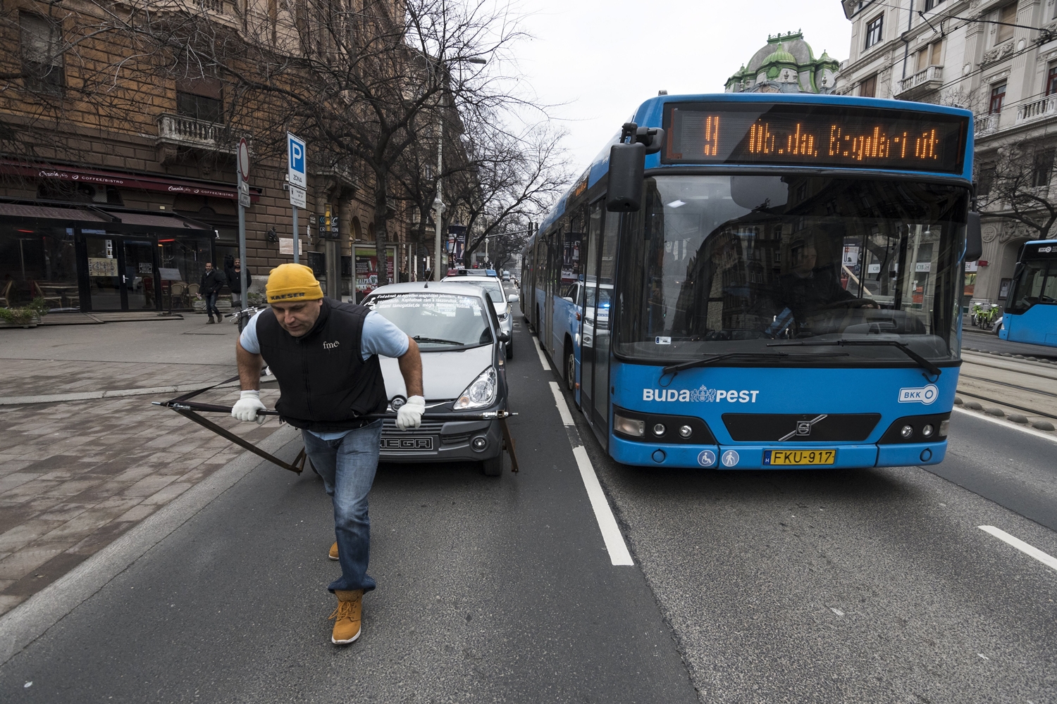 Tiltakozásképp húzta Budapestre mopedautóját ez a férfi 1