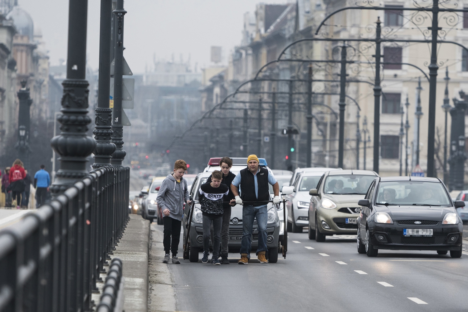 Tiltakozásképp húzta Budapestre mopedautóját ez a férfi 5