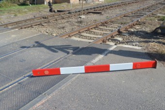 Sorompót törve zúzott át a piroson