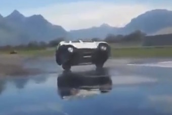 Ahogy ez a Dacia Duster felborul, arra nincsenek szavak