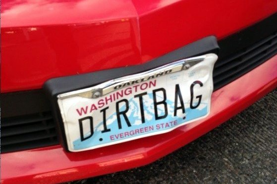 Rossz ómen volt a vulgáris rendszámtábla