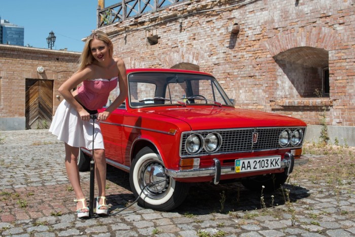 Gyönyörű lányok és tűzpiros ezerötös Ladák 7