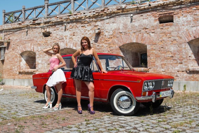 Gyönyörű lányok és tűzpiros ezerötös Ladák 8 | Vezess Gyönyörű lányok és tűzpiros ezerötös Ladák 8