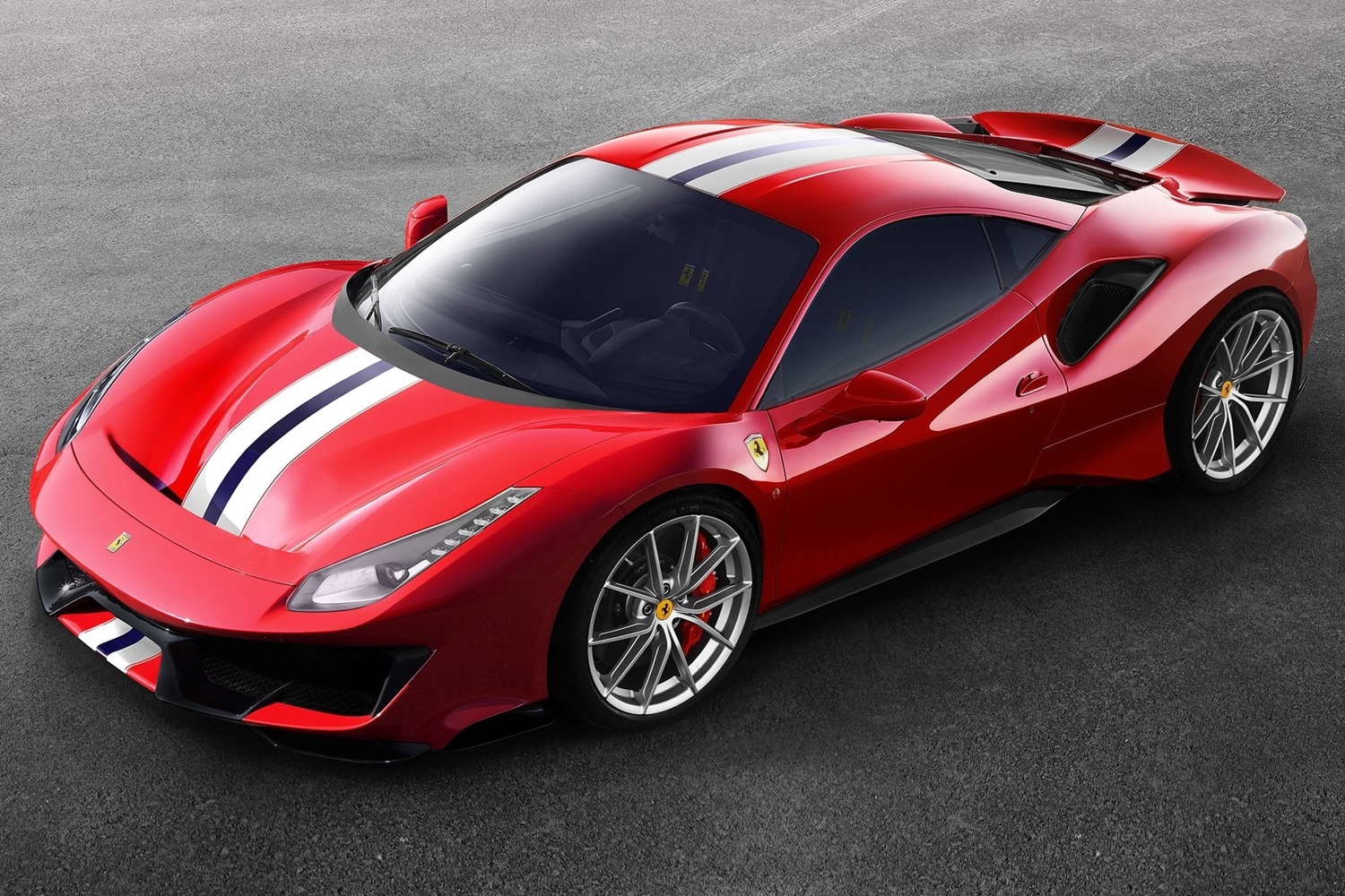 5 hegyes, középmotoros Ferrari nyolc hengerrel 7