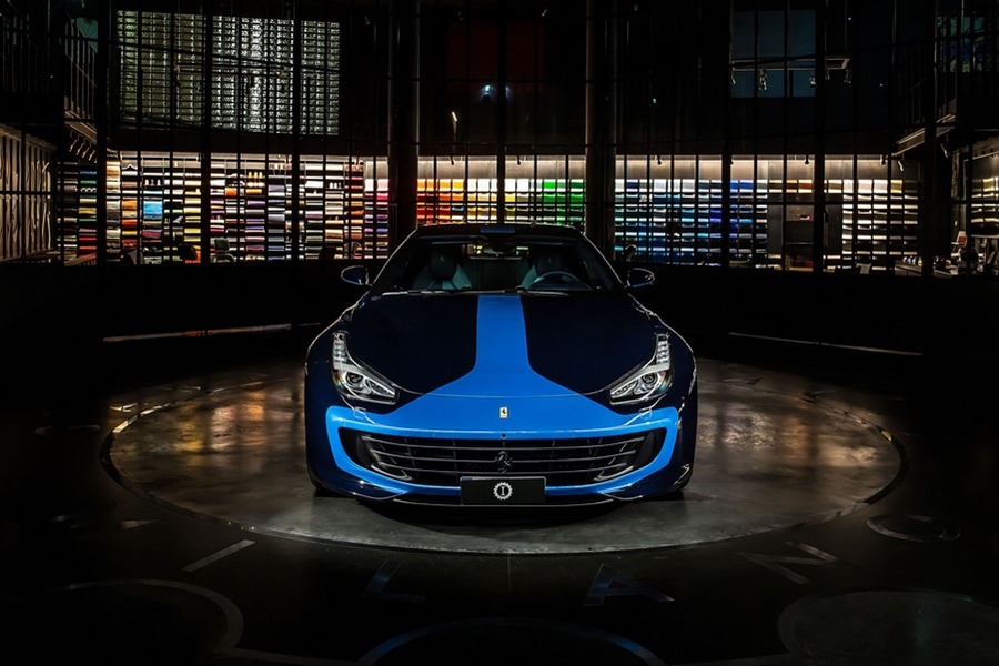 Itt a botrányhős új és nagyon kék Ferrarija 5
