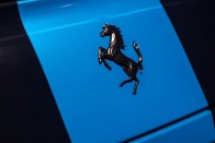 Itt a botrányhős új és nagyon kék Ferrarija 18