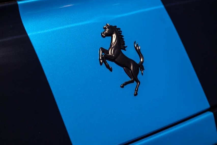Itt a botrányhős új és nagyon kék Ferrarija 7