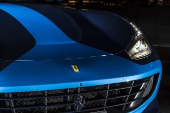 Itt a botrányhős új és nagyon kék Ferrarija