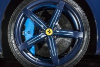 Itt a botrányhős új és nagyon kék Ferrarija 19
