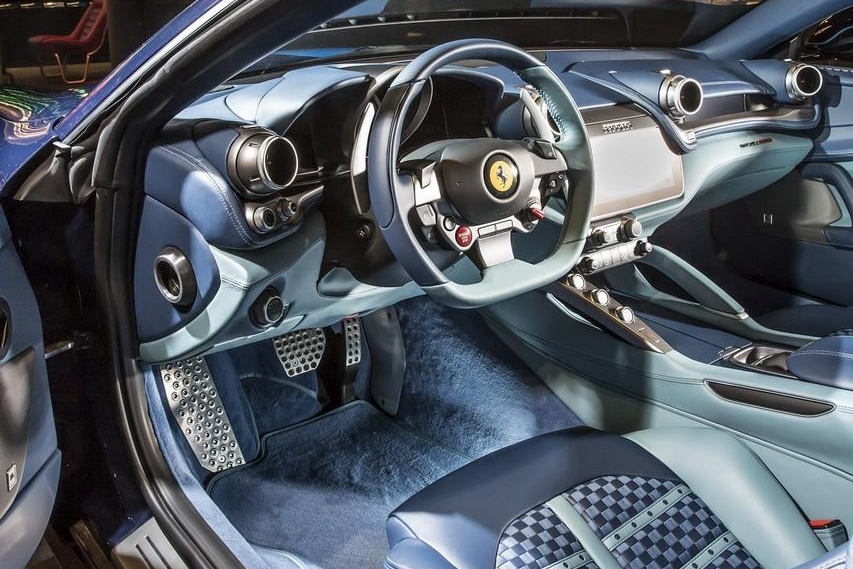 Itt a botrányhős új és nagyon kék Ferrarija 9